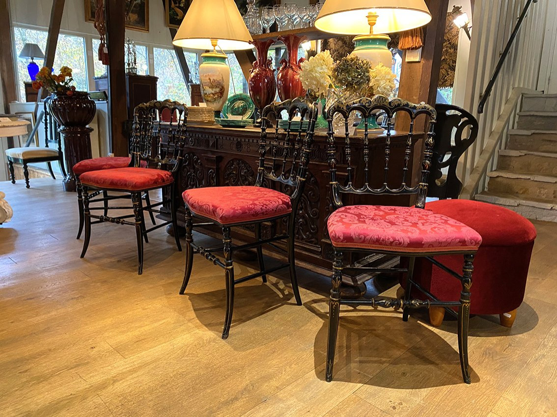 Série de quatre chaises Napoléon III, bois laqué noir et rechampi or-photo-5