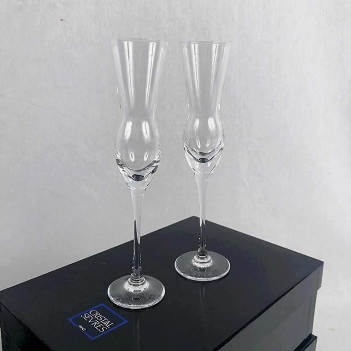 Cristal de Sèvres. Série de quatre flûtes à champagne et six flûtes à vodka, modèle Renommée-photo-2