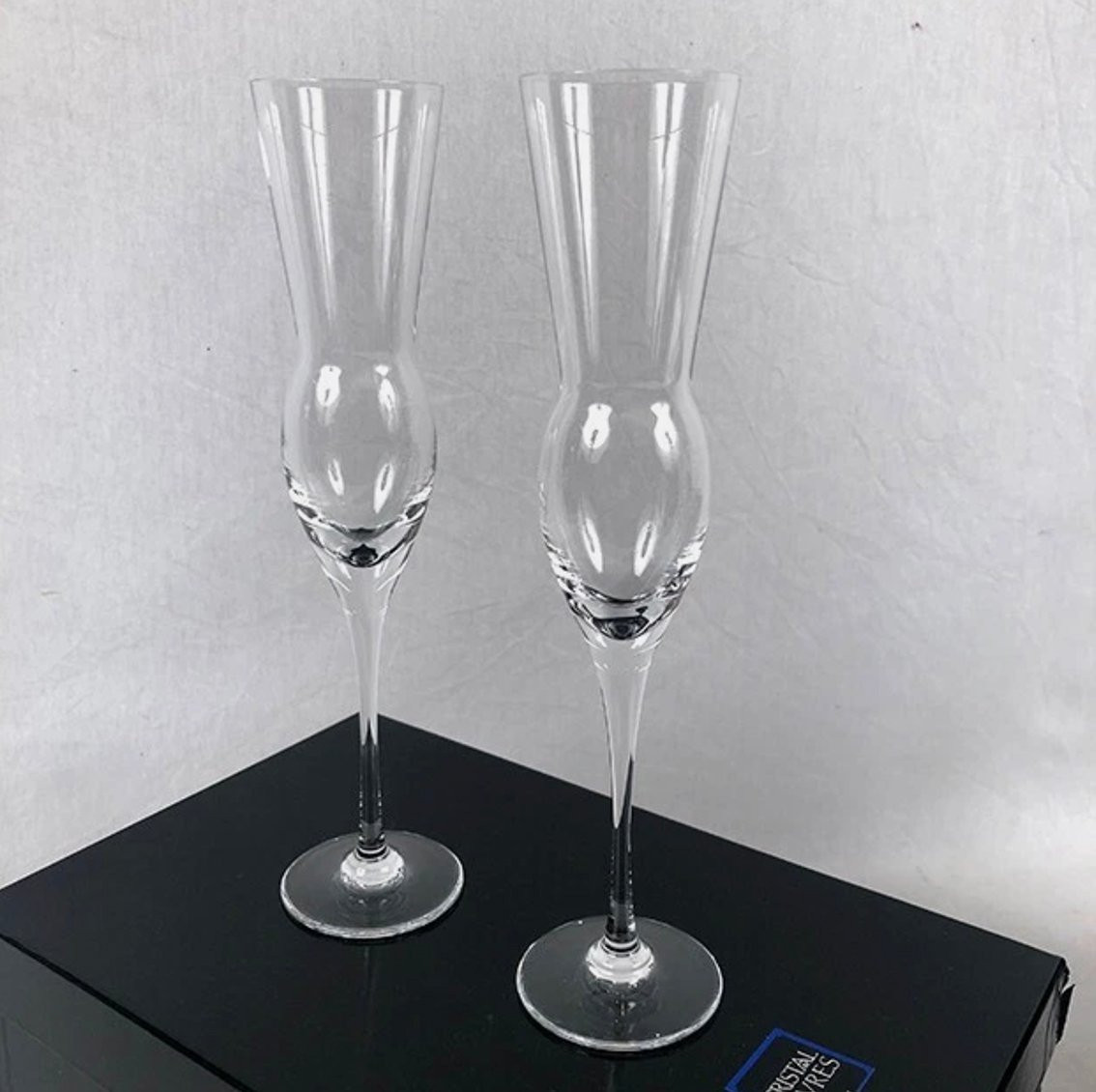 Cristal de Sèvres. Série de quatre flûtes à champagne et six flûtes à vodka, modèle Renommée-photo-3