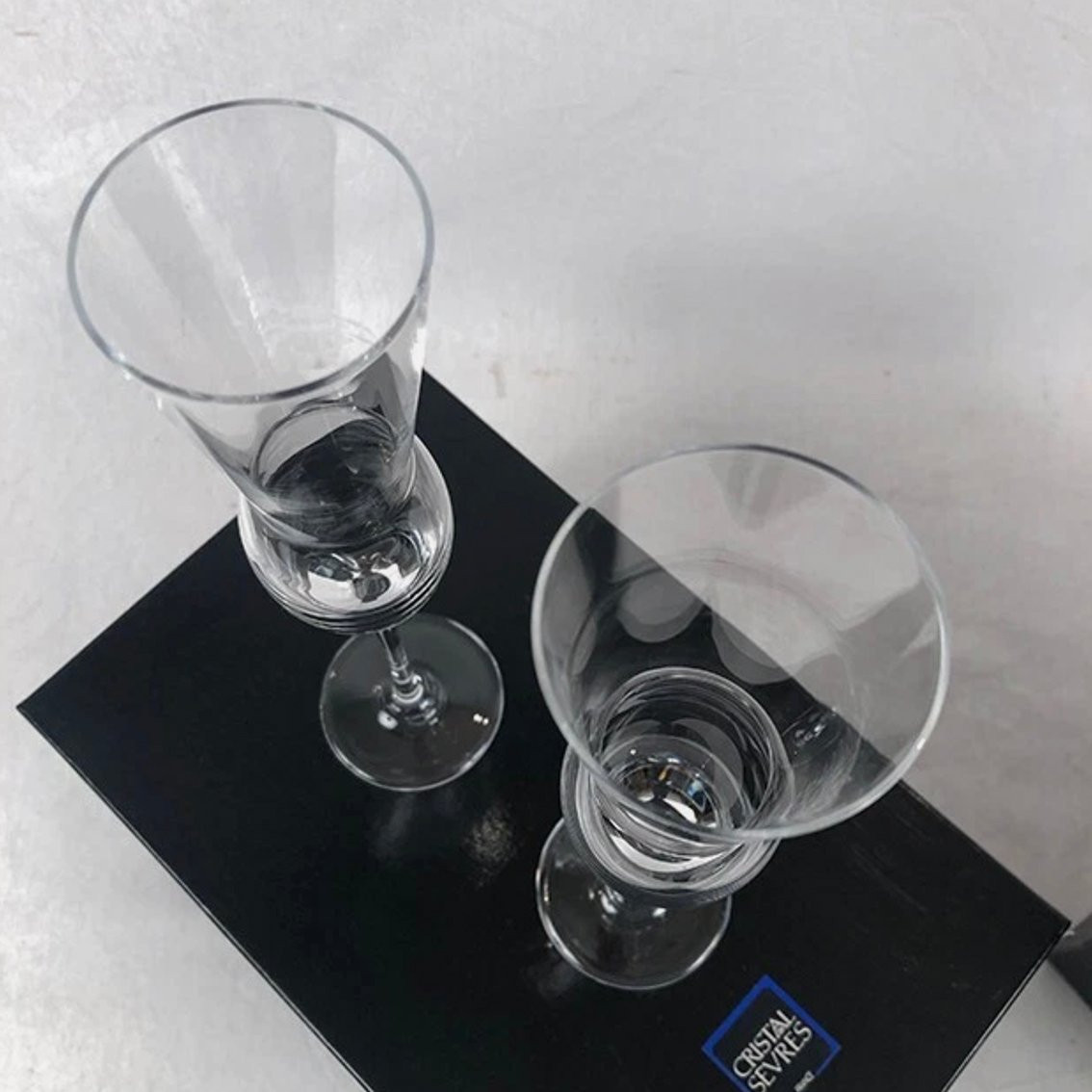 Cristal de Sèvres. Série de quatre flûtes à champagne et six flûtes à vodka, modèle Renommée-photo-4