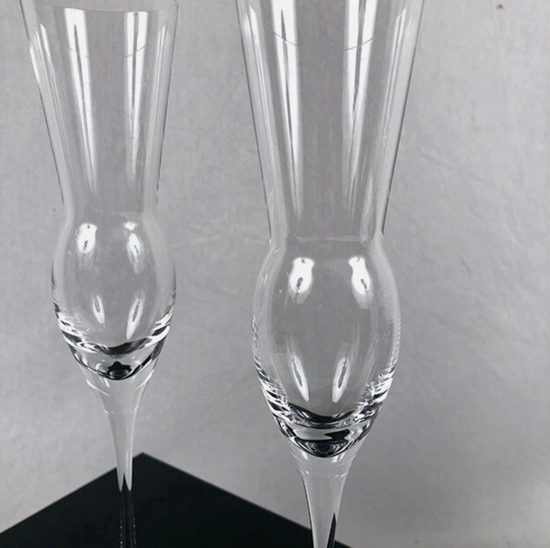 Cristal de Sèvres. Série de quatre flûtes à champagne et six flûtes à vodka, modèle Renommée-photo-1