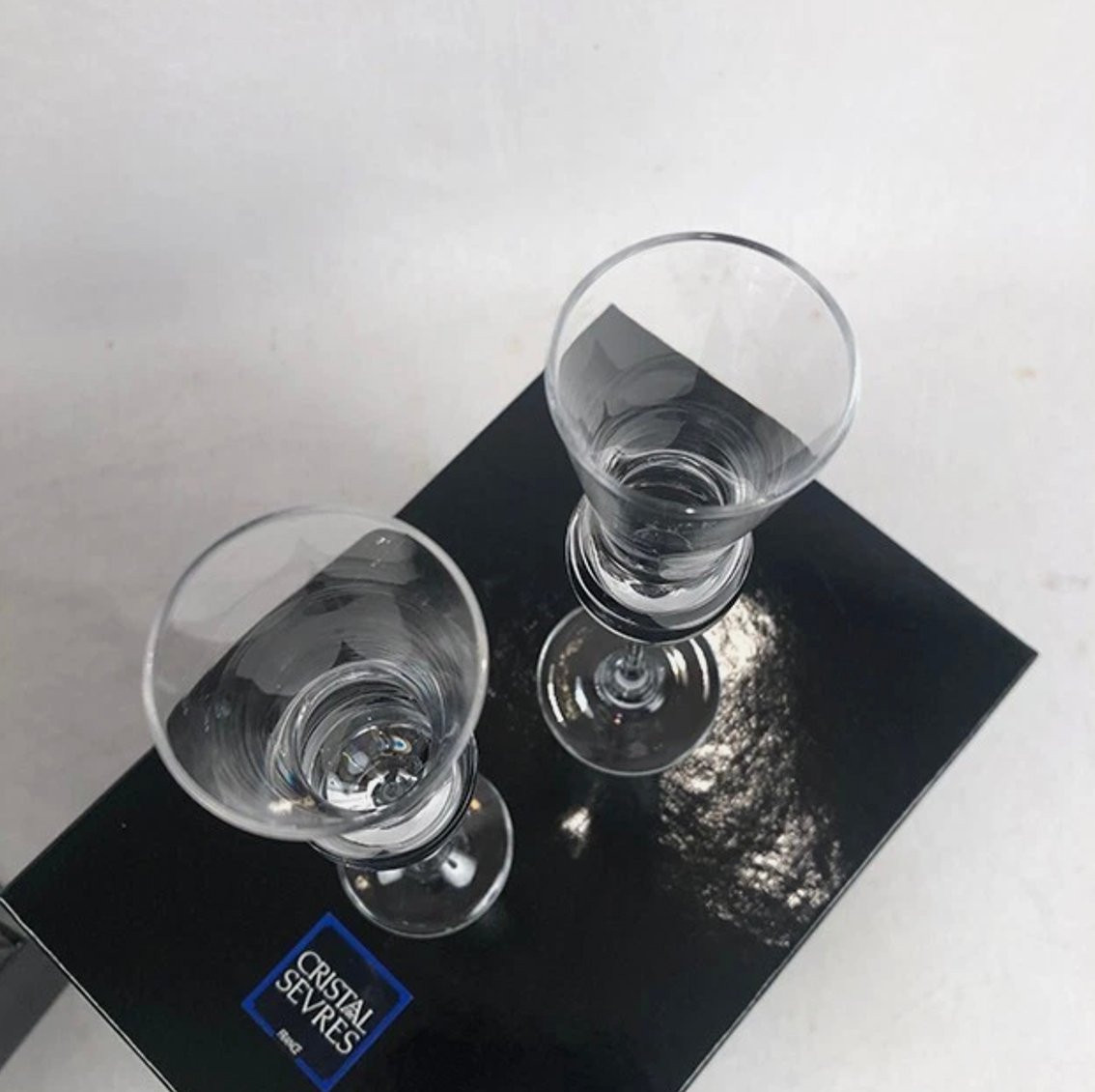 Cristal de Sèvres. Série de quatre flûtes à champagne et six flûtes à vodka, modèle Renommée-photo-2