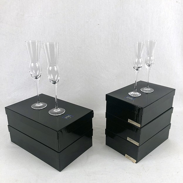 Cristal de Sèvres. Série de quatre flûtes à champagne et six flûtes à vodka, modèle Renommée