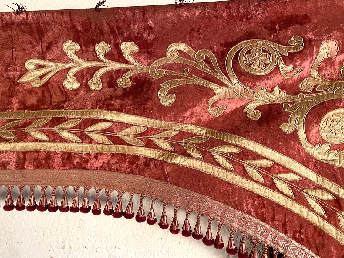 Très grande cantonnière de style Napoléon III, broderie en application sur velours vieux rose-photo-3