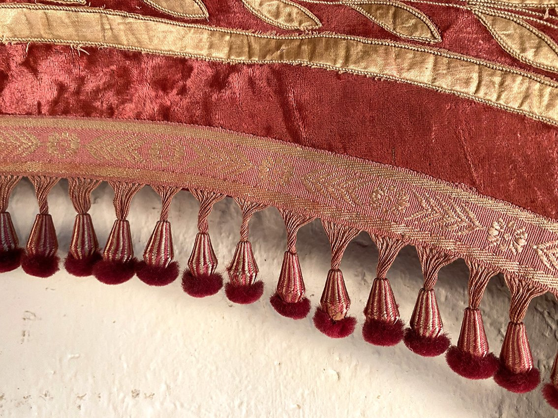 Très grande cantonnière de style Napoléon III, broderie en application sur velours vieux rose-photo-4