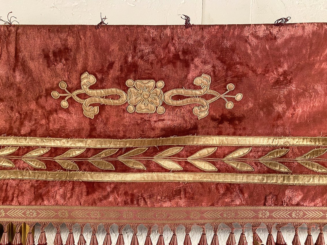 Très grande cantonnière de style Napoléon III, broderie en application sur velours vieux rose-photo-1