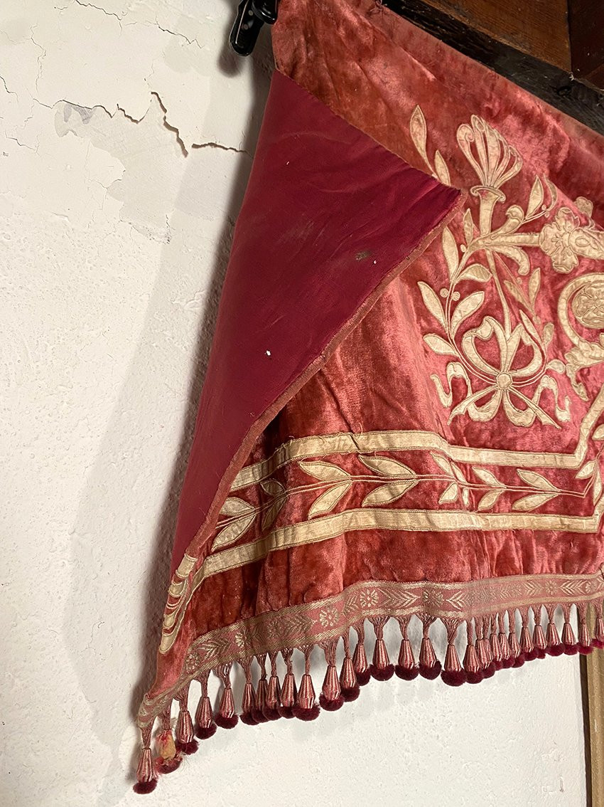 Très grande cantonnière de style Napoléon III, broderie en application sur velours vieux rose-photo-5