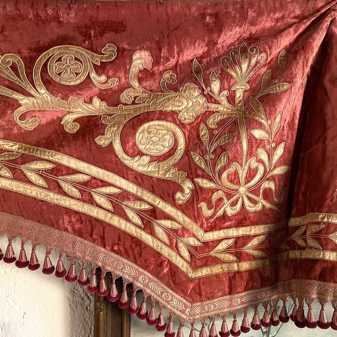 Très grande cantonnière de style Napoléon III, broderie en application sur velours vieux rose