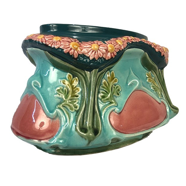 Jardinière en barbotine polychrome à décor de guirlande de fleurs