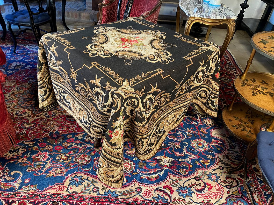 Tapis de table (tapisserie en laine) à motif de fleurs et rinceaux, de style Napoléon III-photo-4