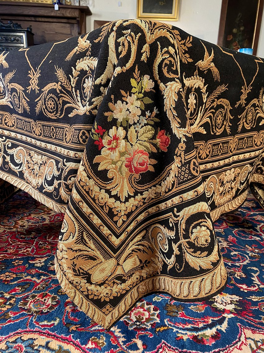 Tapis de table (tapisserie en laine) à motif de fleurs et rinceaux, de style Napoléon III-photo-1