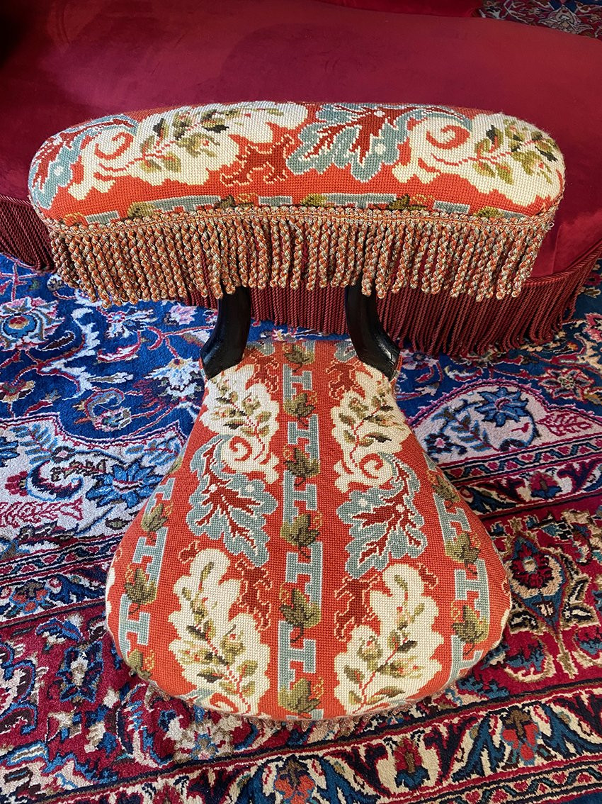 Chaise voyeuse époque Napoléon III en bois noirci, garnie d’une tapisserie au point-photo-1