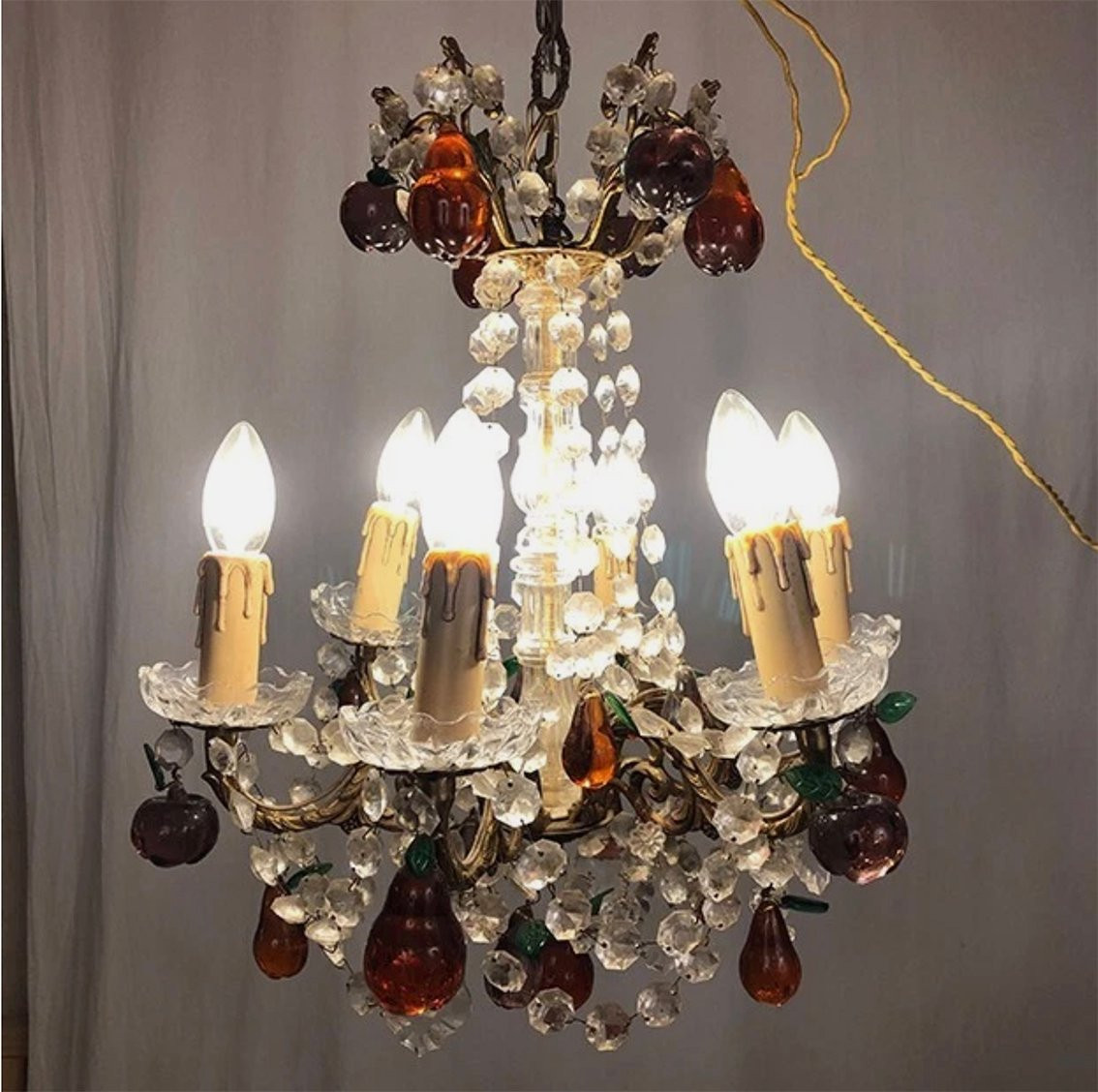 Lustre en bronze doré, pendeloques cristal et pampilles de verre coloré en forme de fruits-photo-2