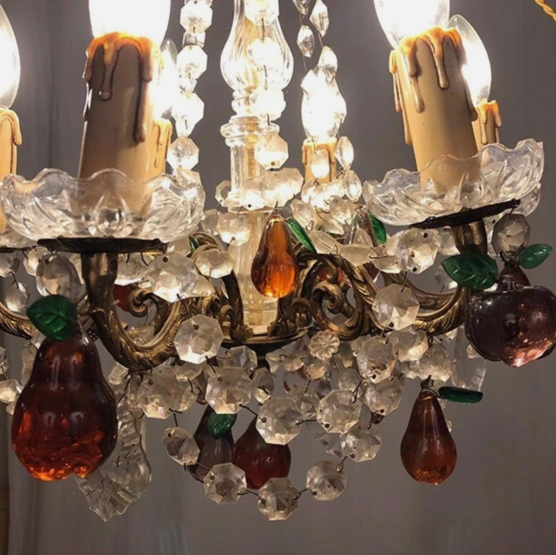 Lustre en bronze doré, pendeloques cristal et pampilles de verre coloré en forme de fruits-photo-3