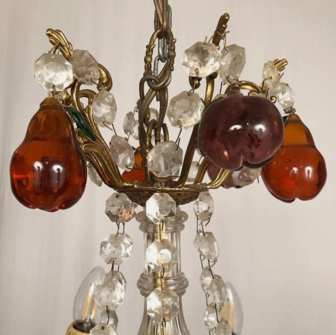 Lustre en bronze doré, pendeloques cristal et pampilles de verre coloré en forme de fruits-photo-2