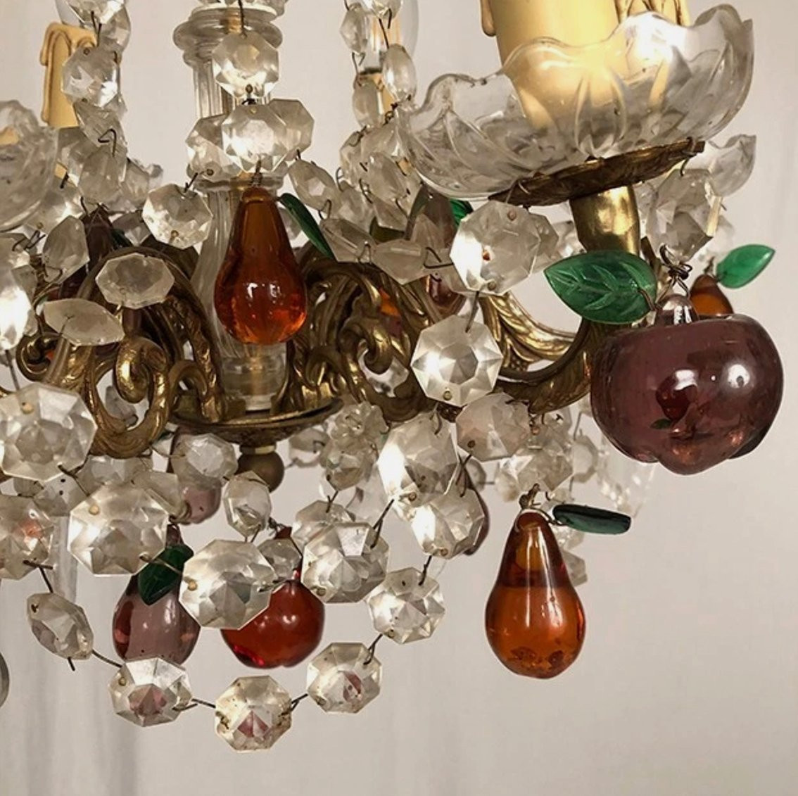 Lustre en bronze doré, pendeloques cristal et pampilles de verre coloré en forme de fruits-photo-3