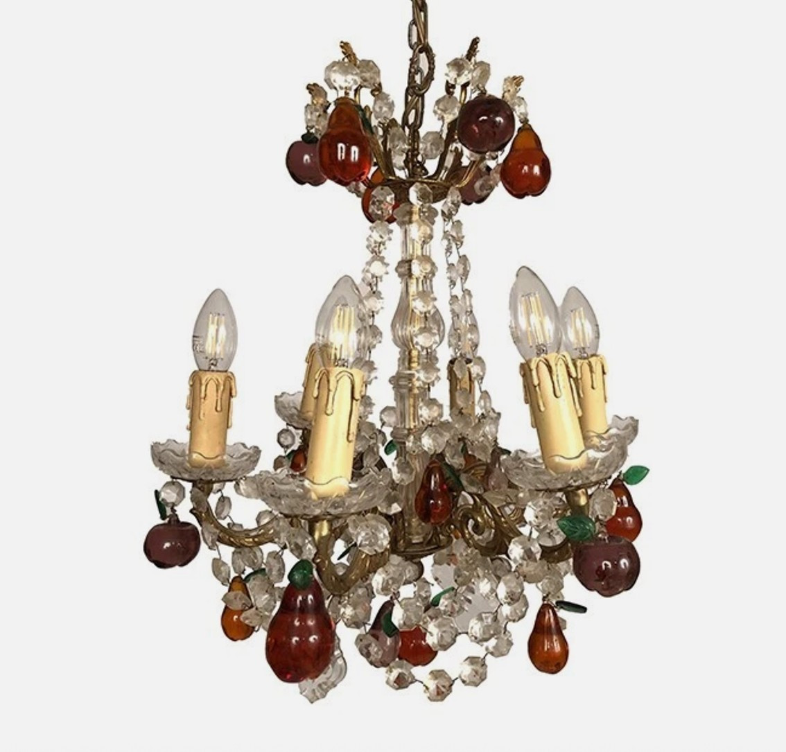 Lustre en bronze doré, pendeloques cristal et pampilles de verre coloré en forme de fruits