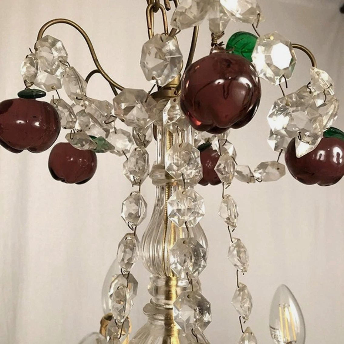 Lustre en bronze doré, pendeloques cristal et pampilles de verre coloré en forme de fruits-photo-1