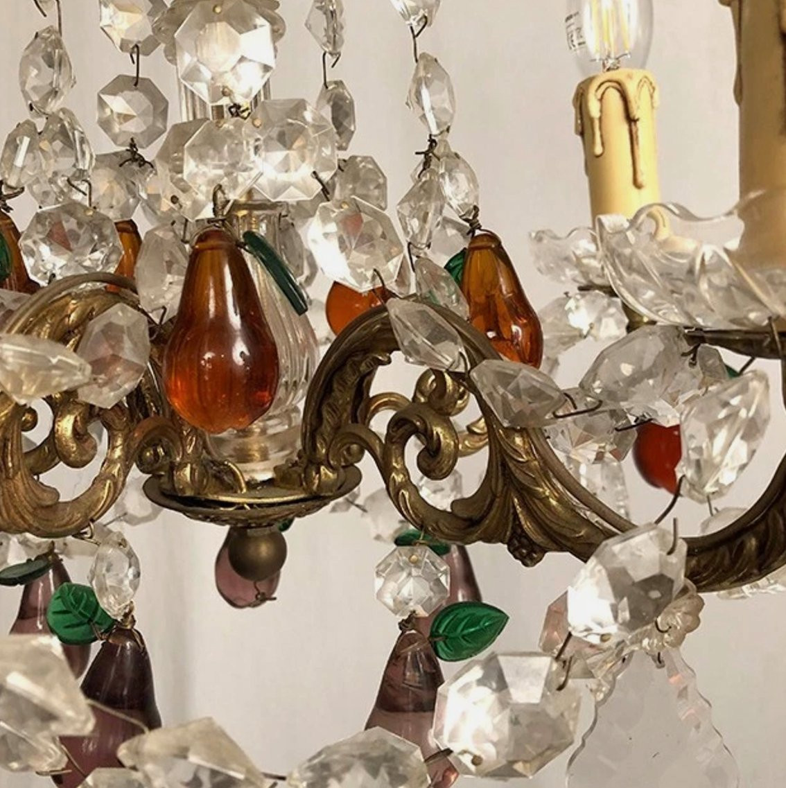 Lustre en bronze doré, pendeloques cristal et pampilles de verre coloré en forme de fruits-photo-2
