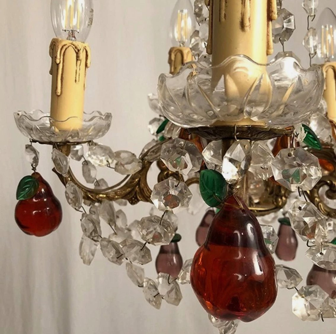 Lustre en bronze doré, pendeloques cristal et pampilles de verre coloré en forme de fruits-photo-3