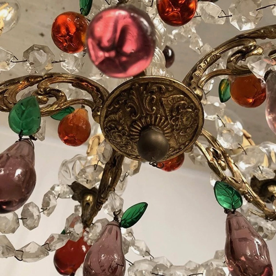 Lustre en bronze doré, pendeloques cristal et pampilles de verre coloré en forme de fruits-photo-5