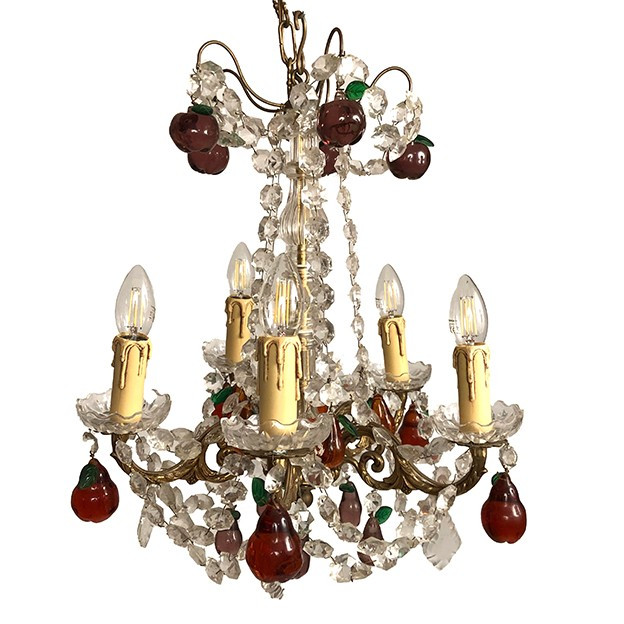 Lustre en bronze doré, pendeloques cristal et pampilles de verre coloré en forme de fruits