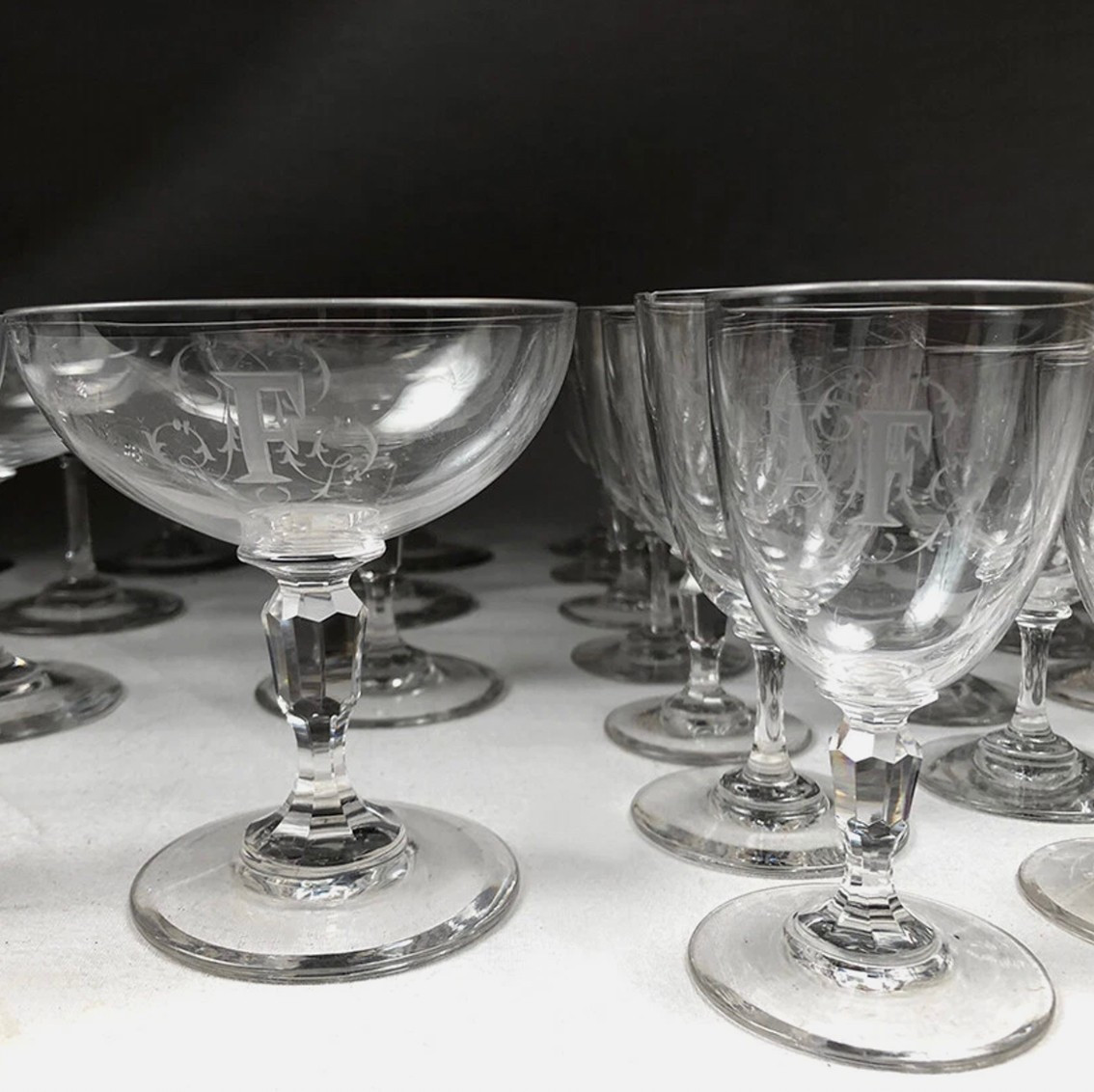 Partie de service de verres en cristal, chiffrés « F » ou « D » (40 pièces)
