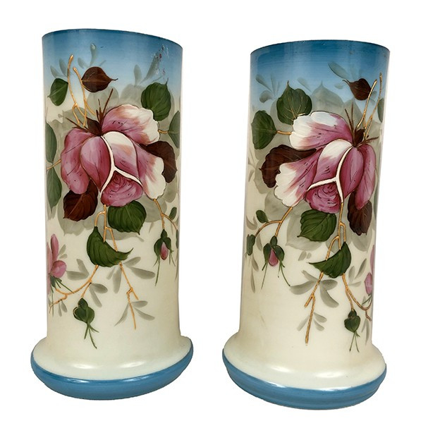 Paire de vases en opaline à décor émaillé, fin XIXe