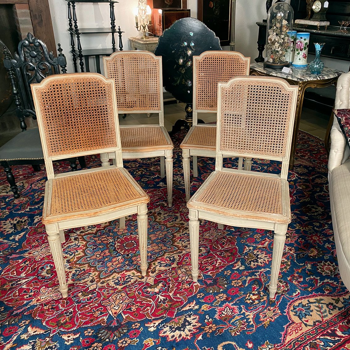 Série de quatre chaises en bois laqué gris de style Louis XVI, fin XIXe-photo-2