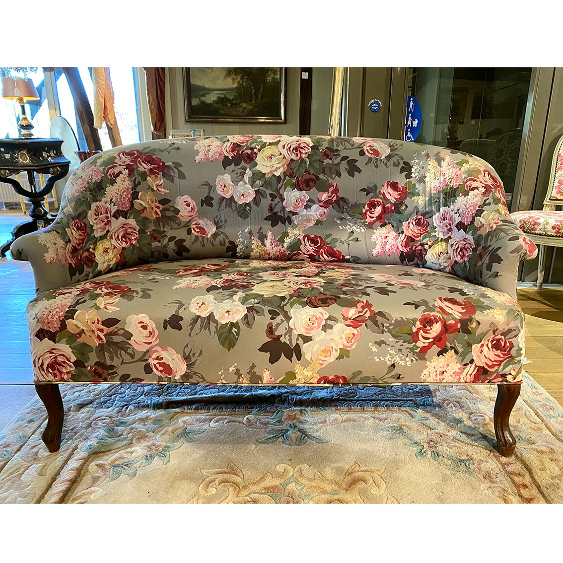 Canapé Napoléon III garni d’un tissu à motif de fleurs