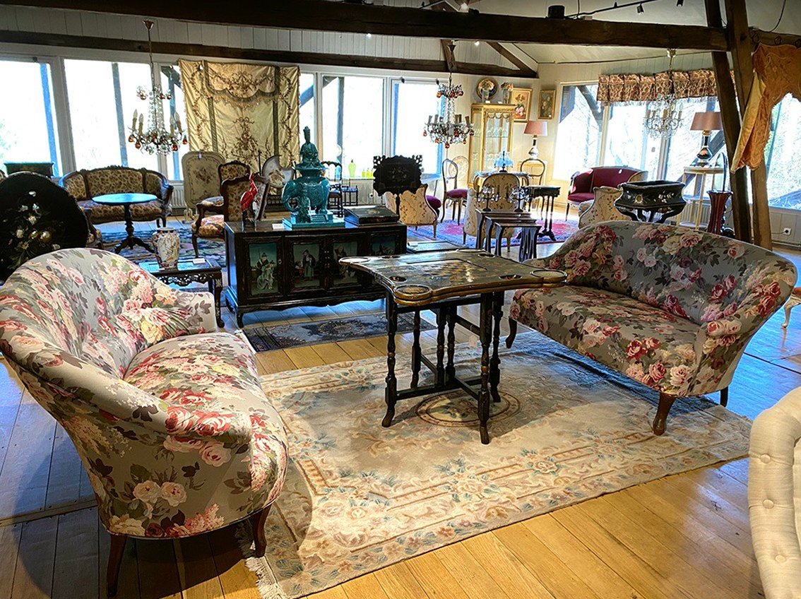 Two Napoleon III-style Toad-shaped Sofas Upholstered In A Floral Fabric-photo-2