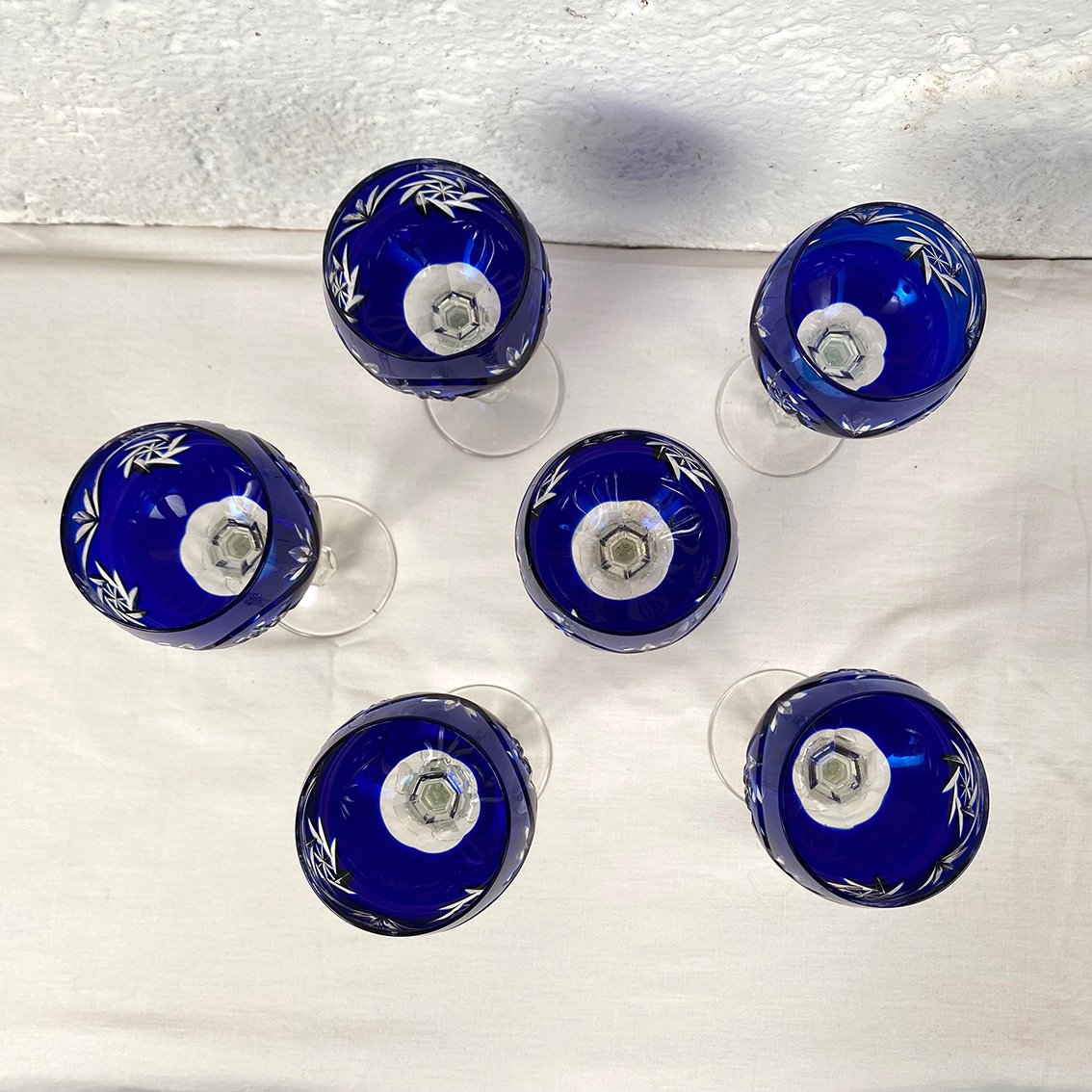 Bohême. Série de six verres à vin du Rhin en cristal taillé de couleur bleu-photo-3
