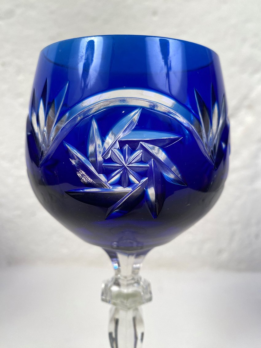 Bohême. Série de six verres à vin du Rhin en cristal taillé de couleur bleu-photo-1