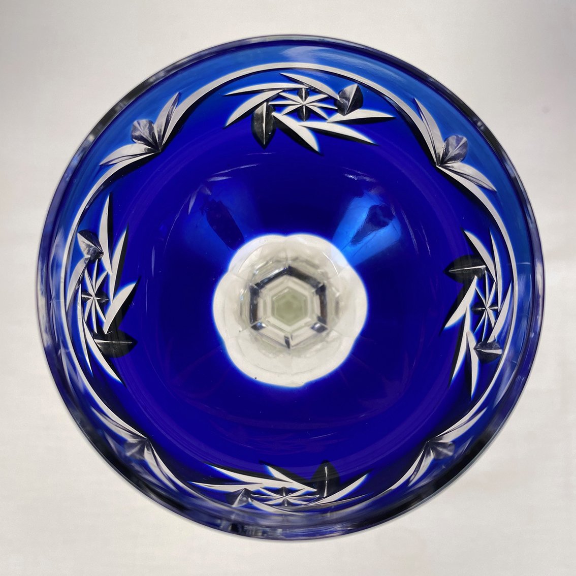 Bohême. Série de six verres à vin du Rhin en cristal taillé de couleur bleu-photo-3