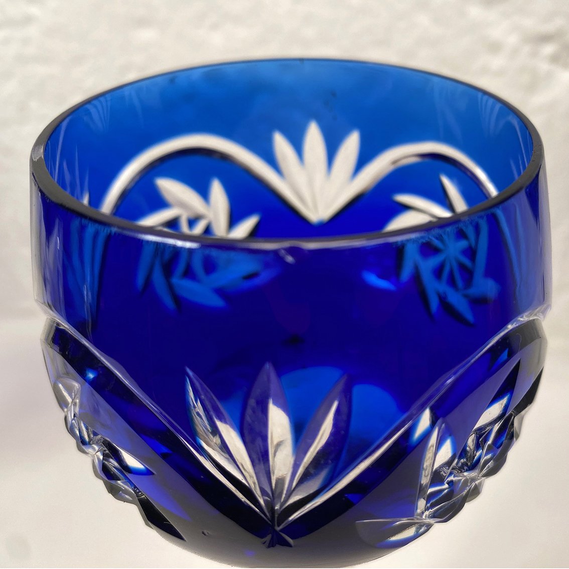 Bohême. Série de six verres à vin du Rhin en cristal taillé de couleur bleu-photo-4