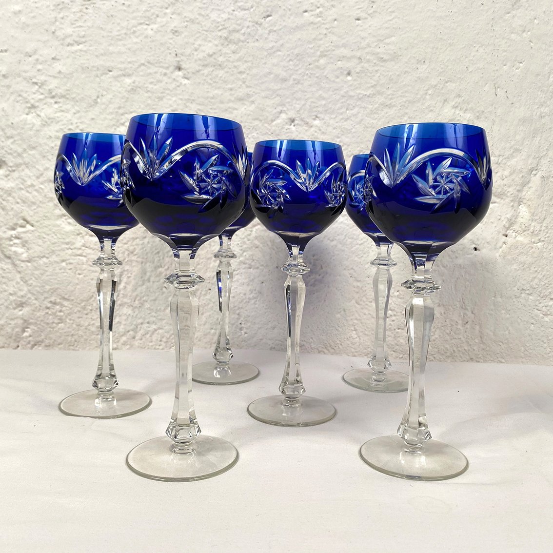Bohême. Série de six verres à vin du Rhin en cristal taillé de couleur bleu
