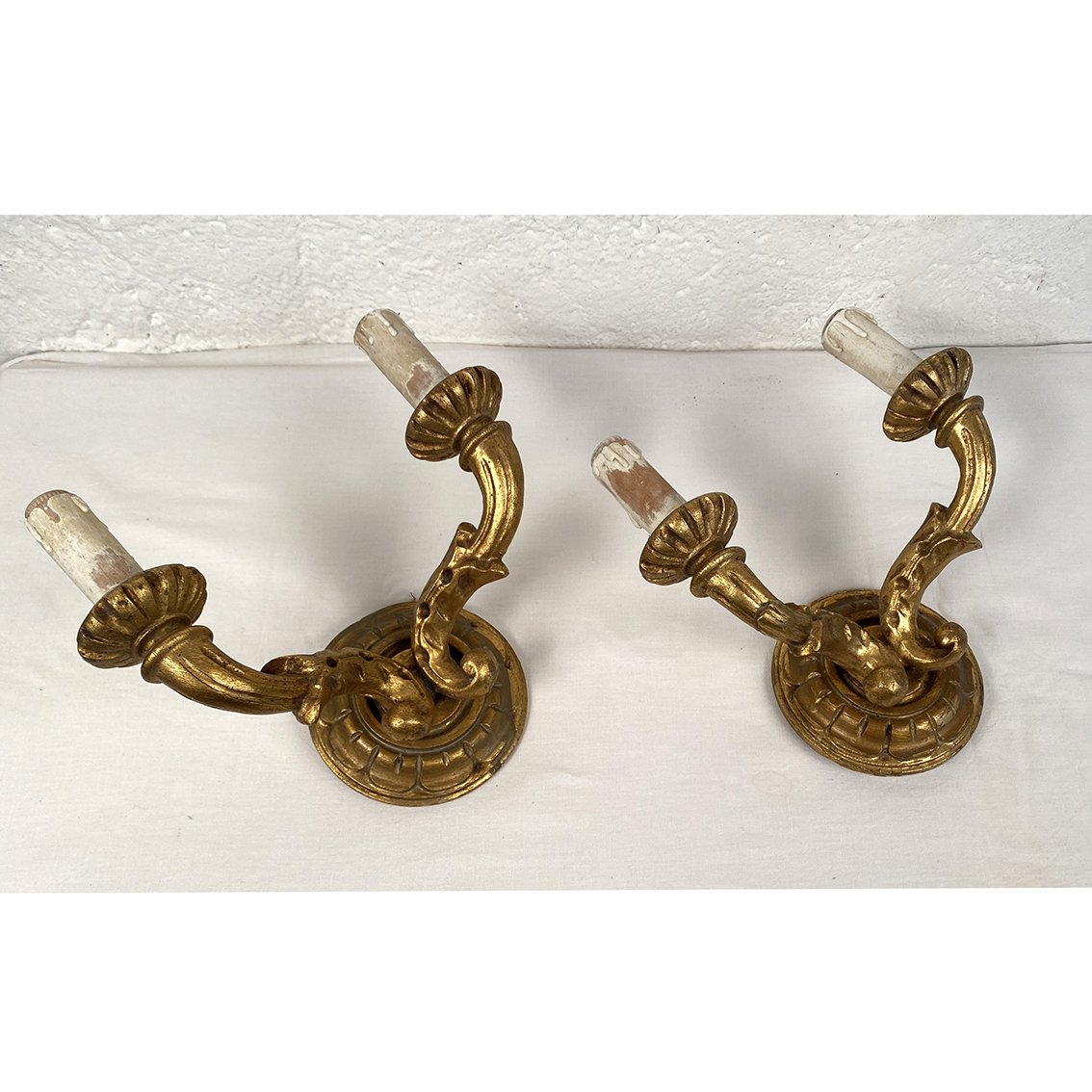 Paire d’appliques en bois doré à deux bras de lumière, début XXe
