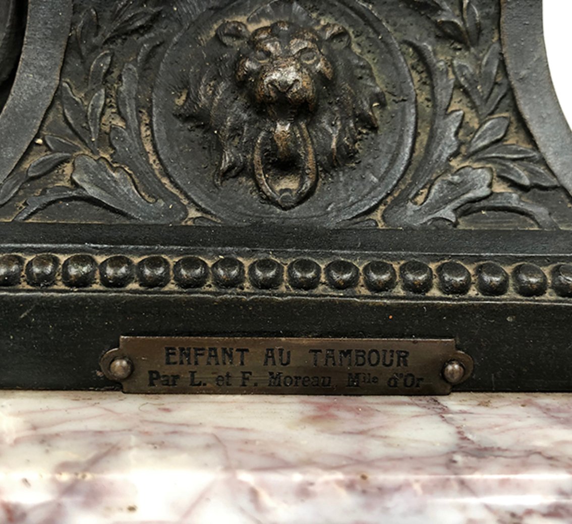 Pendule « l’enfant au tambour » en régule sur terrasse de marbre-photo-1