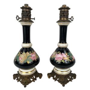 Paire De Lampes à Pétrole Montées à L’électricité, Porcelaine à Décor De Roses