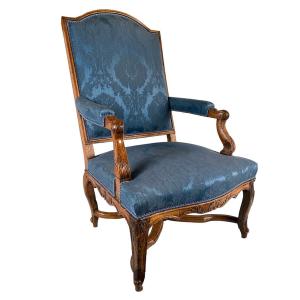 Fauteuil en noyer sculpté époque Régence