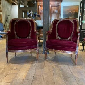 Paire de bergères de style Louis XVI, dossier médaillon. Garnies de velours bordeaux