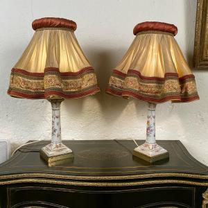 Paire de lampes en porcelaine à décor de fleurs et abat-jour juponnés, XIXe