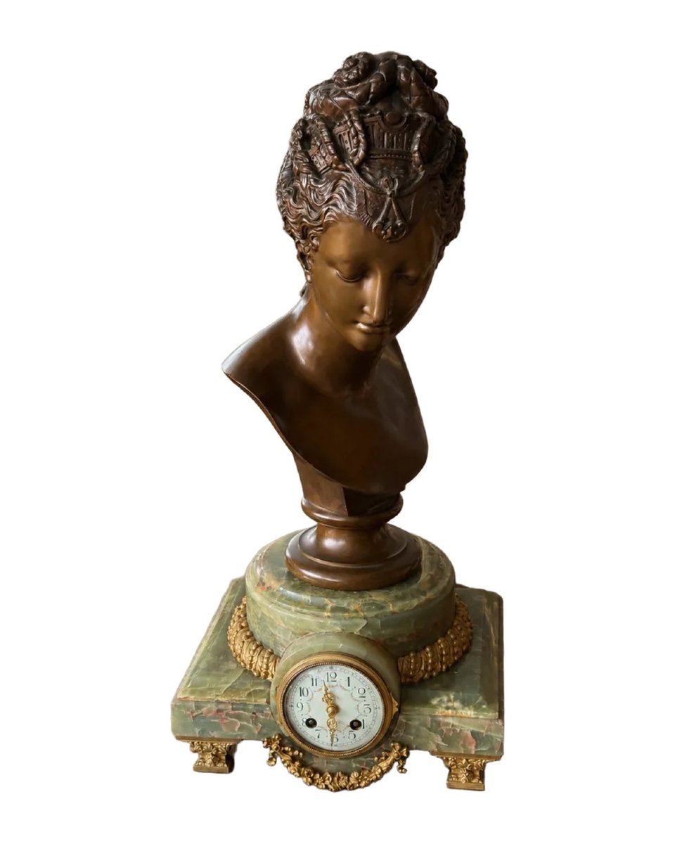 Pendule Napoléon III au buste de Diane de Poitiers, bronze signé F. Barbedienne