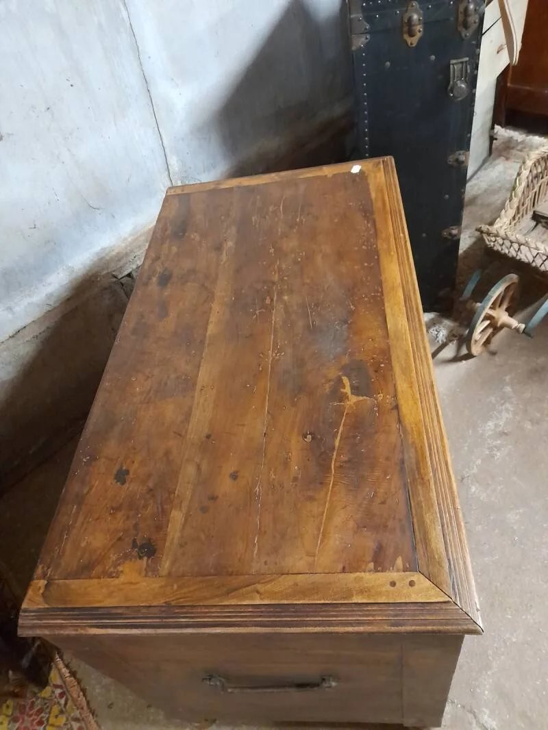 Coffre en noyer sculpté, fin XVIIIe siècle-photo-1