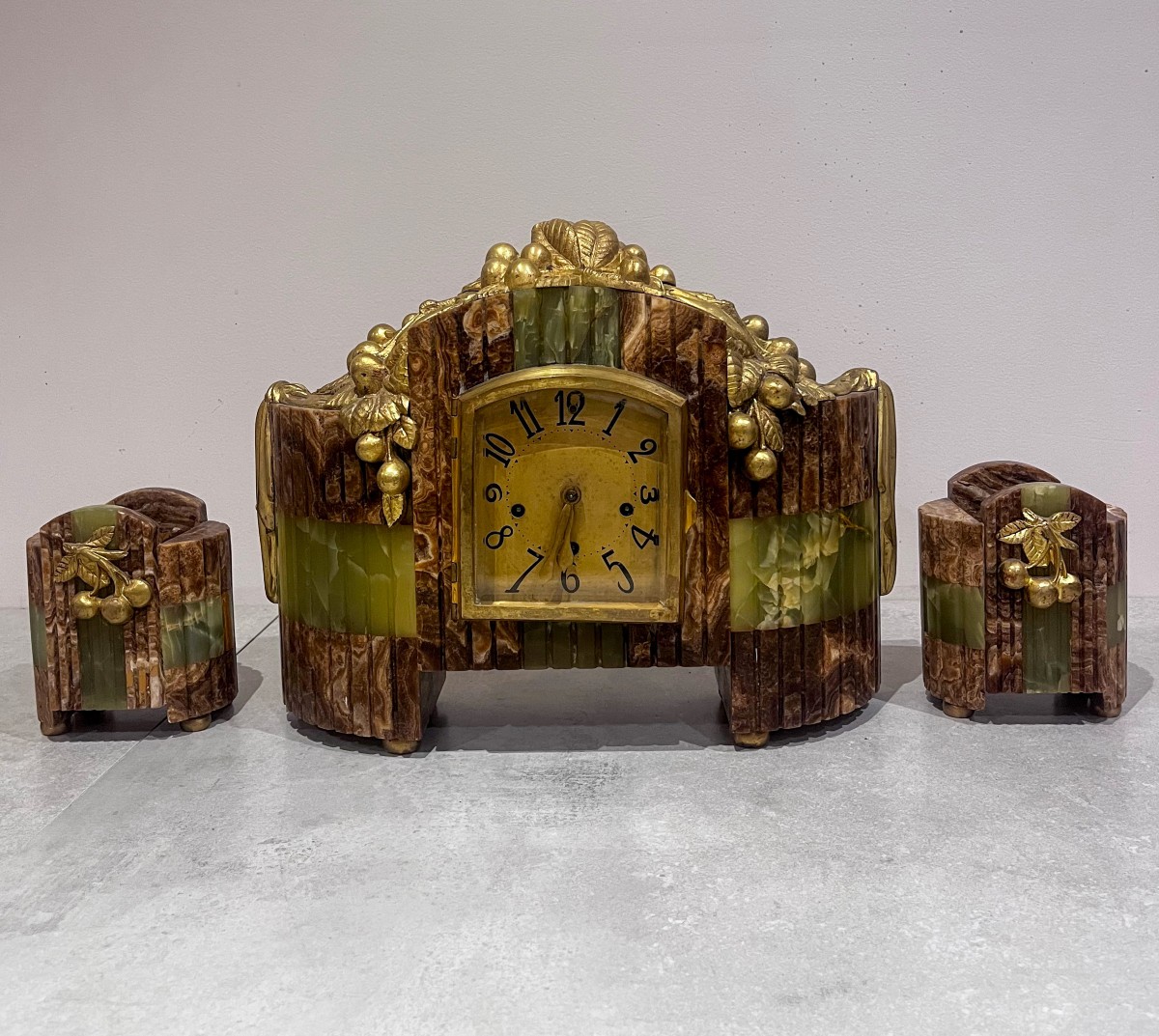 Garniture de cheminée Art Déco, horloge et cassolettes