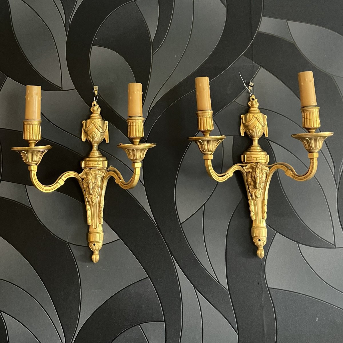 Paire d’appliques en bronze à tête de bélier, style Louis XVI, fin du XIXe siècle
