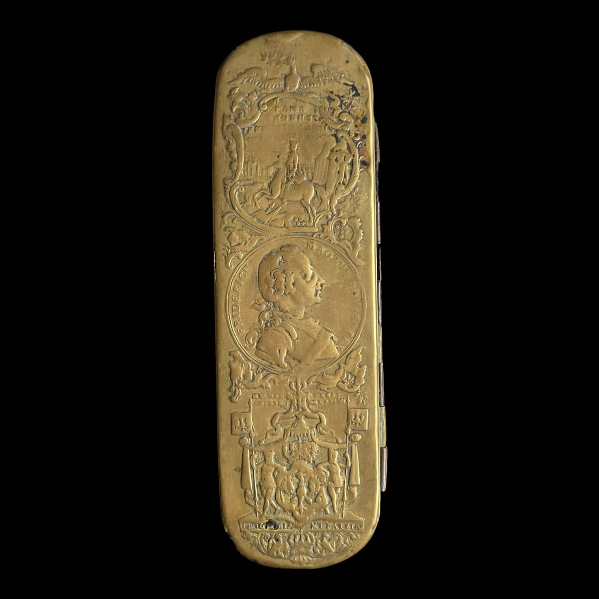 18th-century Snuffbox Made Of Brass And Repoussé Copper, Signed By Johann Heinrich Giese In Iserlohn