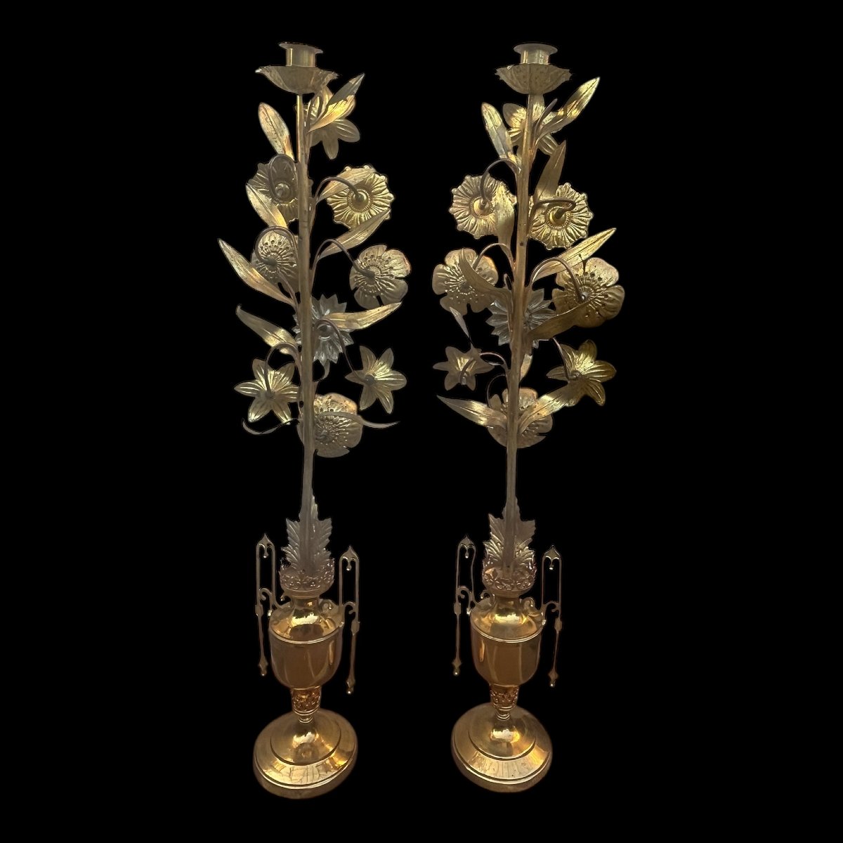 Paire de bougeoirs d’église en laiton, XIXe siècle, richement décorés de fleurs-photo-2