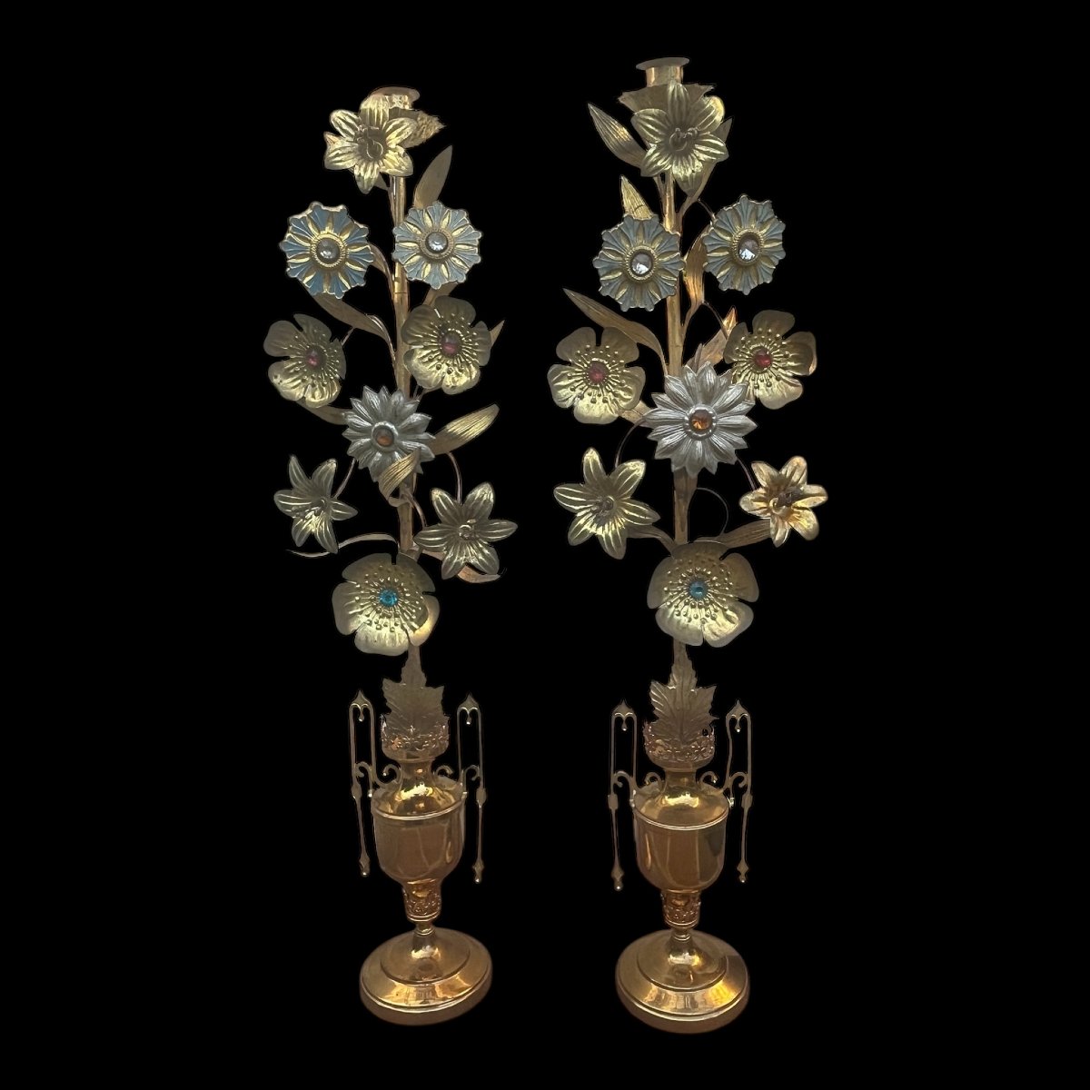Paire de bougeoirs d’église en laiton, XIXe siècle, richement décorés de fleurs