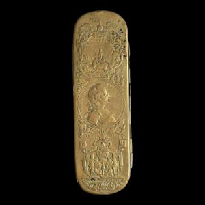 18th-century Snuffbox Made Of Brass And Repoussé Copper, Signed By Johann Heinrich Giese In Iserlohn